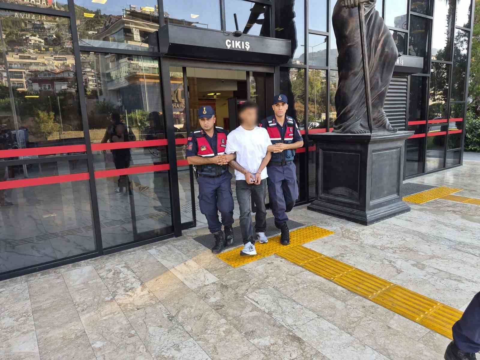 alanya-da-polise-silah-dogrultan-supheli-tutuklandi