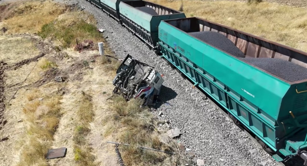 yuk-treni-hemzemin-gecitte-kamyona-carpti-1-yarali