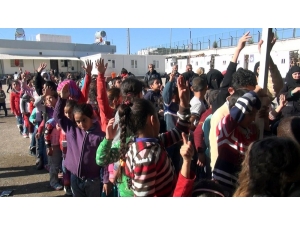 Kilis’te Suriyeli Yetim Çocuklara Mont Ve Ayakkabı Dağıtıldı