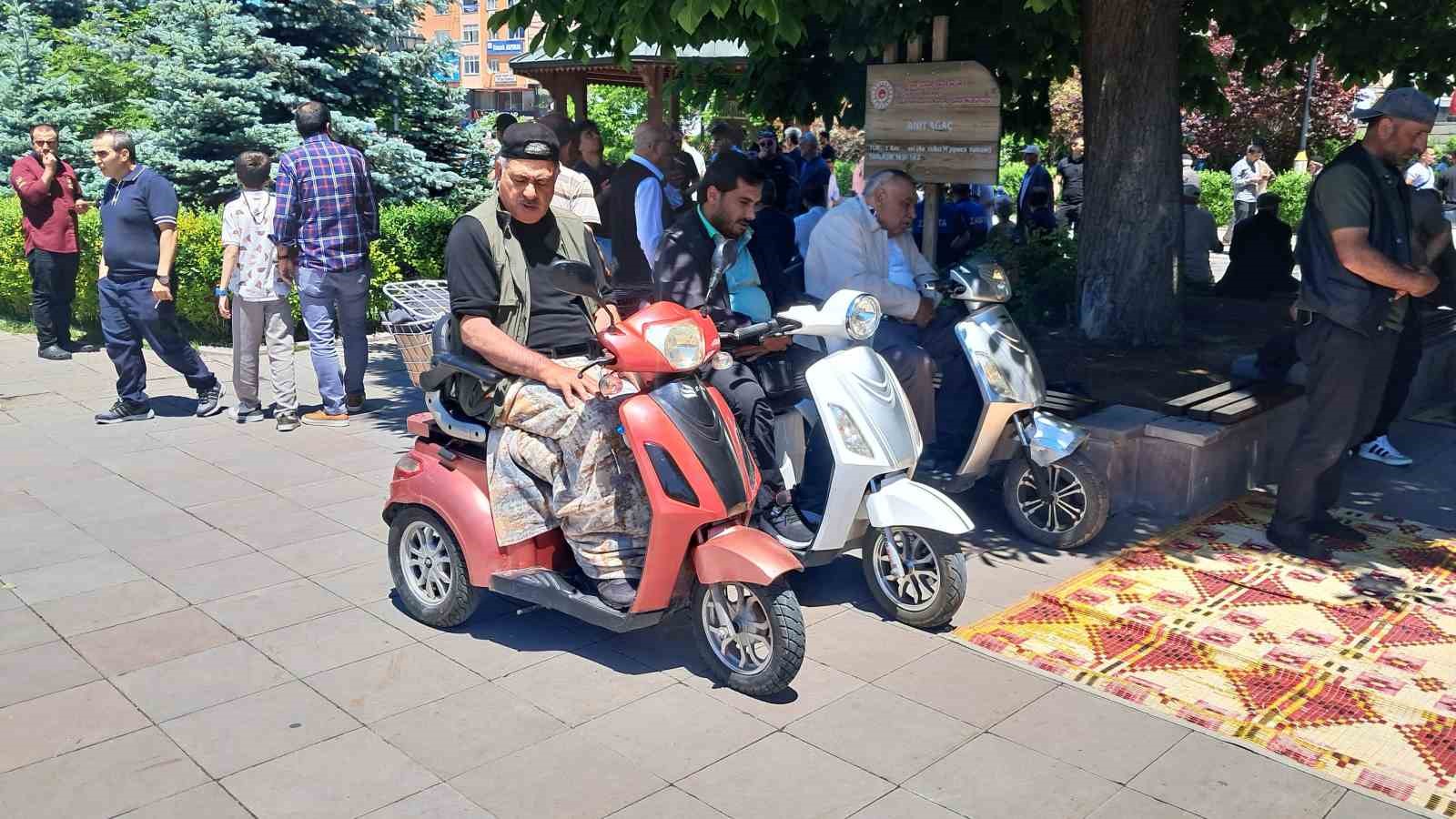 cami-bahcesinde-akulu-bisikletle-saf-tuttular