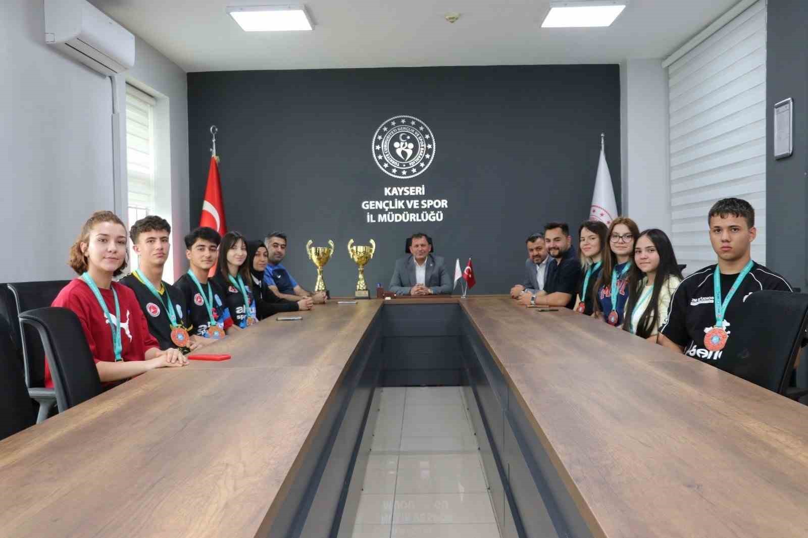 dunya-kupasi-ndan-kayseri-ye-madalya-yagmuru