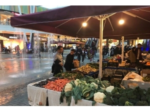 Vali Aksoy Bu Kez Eşi İle Pazarda