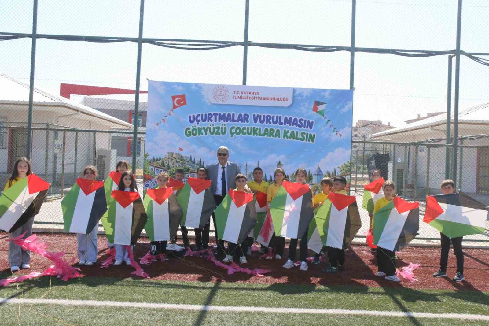 kutahya-da-ogrencilerden-gazze-deki-cocuklara-ucurtmali-mesaj