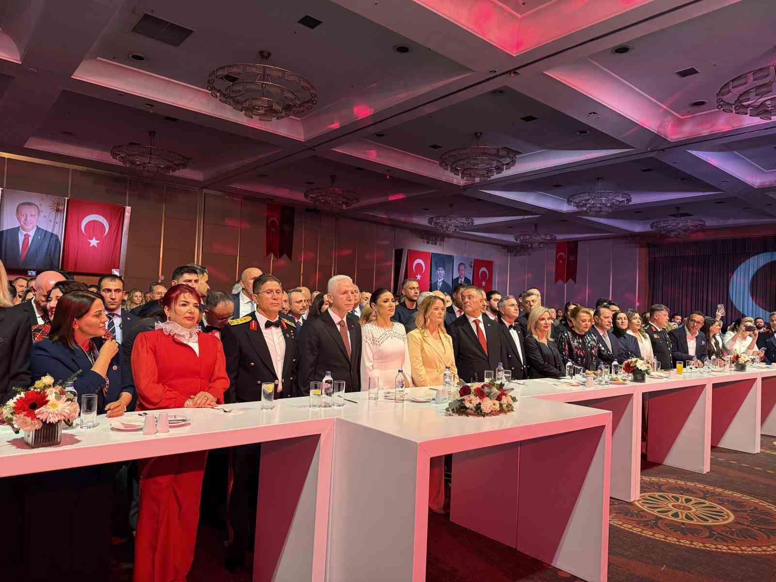 vali-gul-103-yil-once-aziz-milletimiz-kendisini-tarihten-silmek-isteyen-emperyalizmin-asirlik-hesaplarini-parcaladi