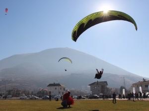 Paraşütle Uçarak Tohum Saçtılar