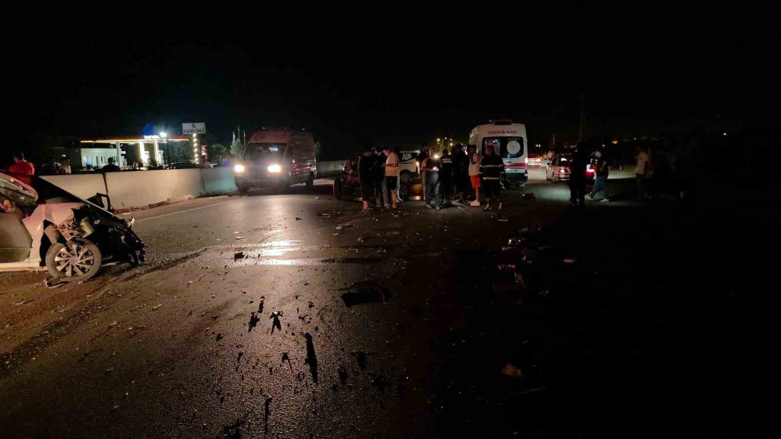 hatay-da-traktor-ile-otomobil-carpisti-3-yarali
