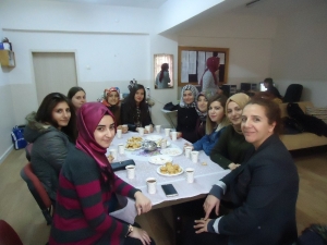 Kyk’lı Gençler Minik Kardeşlerine Bir Mont, Bir Bot Dağıttı