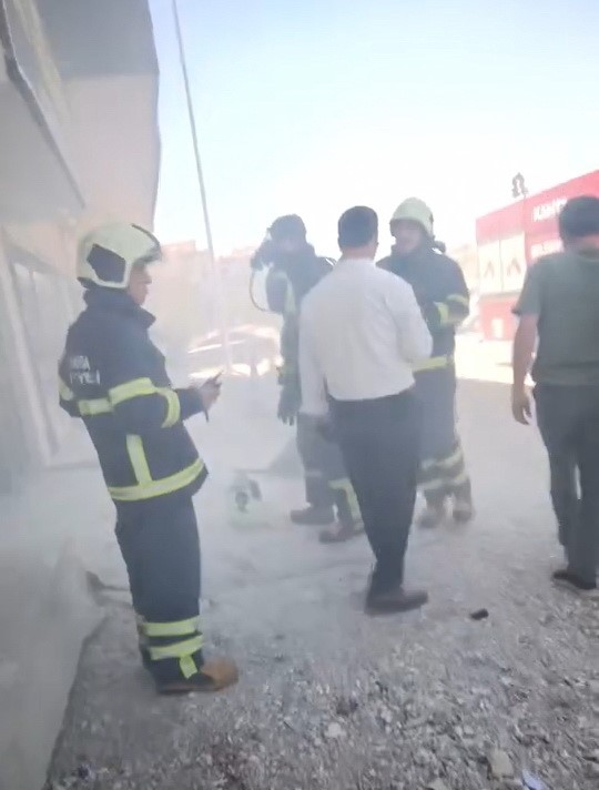 is-merkezindeki-korkutan-yanginda-2-kisi-hastaneye-kaldirildi