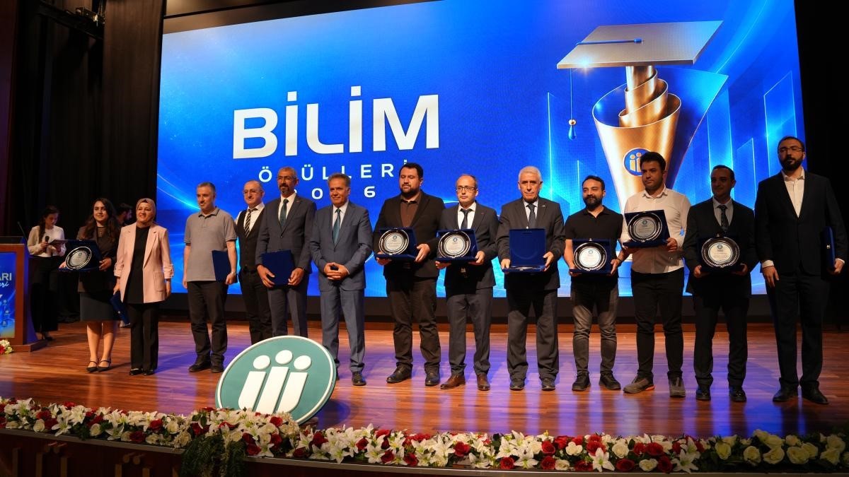 inonu-universitesi-nde-basari-odulleri-sahiplerini-buldu