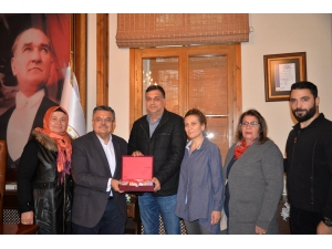 Güney Mesarya Halk Tiyatrosu Oyuncularından Başkan Yağcı’ya Ziyaret
