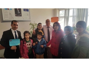 Özel Öğrenciler Protokole Pankart Hediye Etti