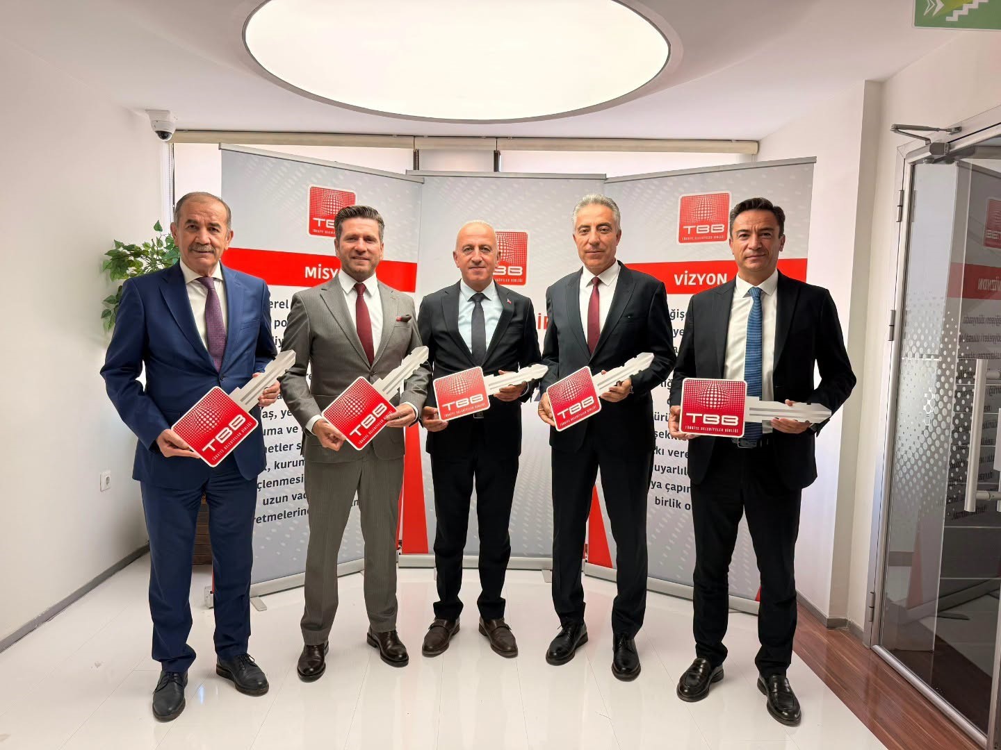 tavas-belediyesine-22-tonluk-yeni-ekskavator-kazandirildi