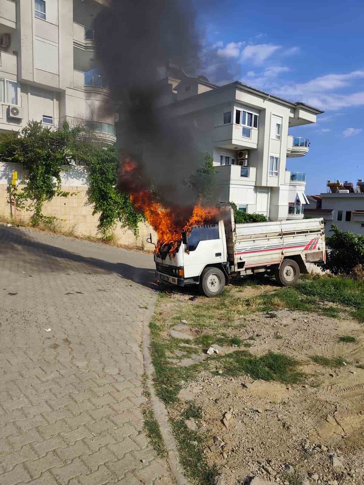 alanya-da-park-halindeki-kamyonette-cikan-yangin-sonduruldu