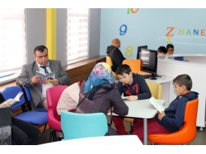 Akdağmadeni’nde Öğrenci, Veli Ve Öğretmenler Birlikte Kitap Okuyor
