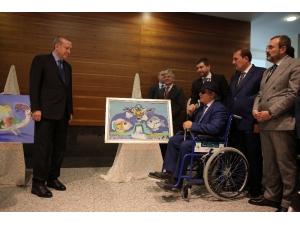 Cumhurbaşkanı Erdoğan, Görme Engelli Ressamın Sergisini Gezdi