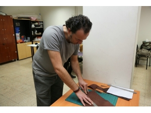 Deri El Sanatları Kursu İlgi Görüyor