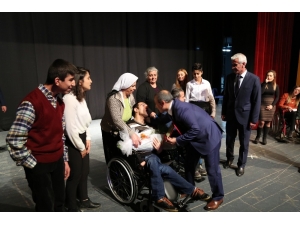 Vali Sonel Engellilerle Halay Çekerek Neşelerine Ortak Oldu