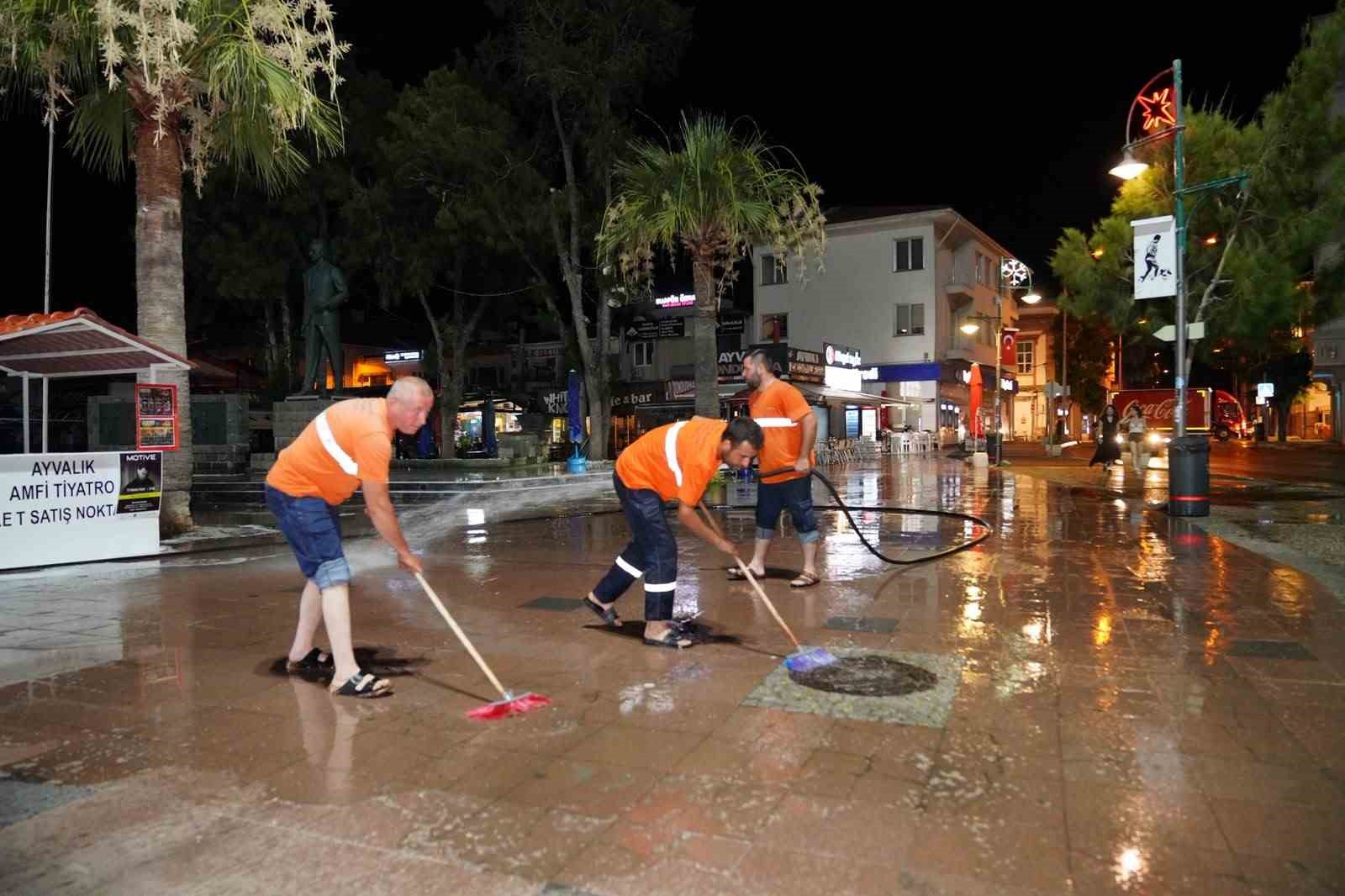 ayvalik-cadde-ve-sokaklari-kopuklu-sularla-temizlendi