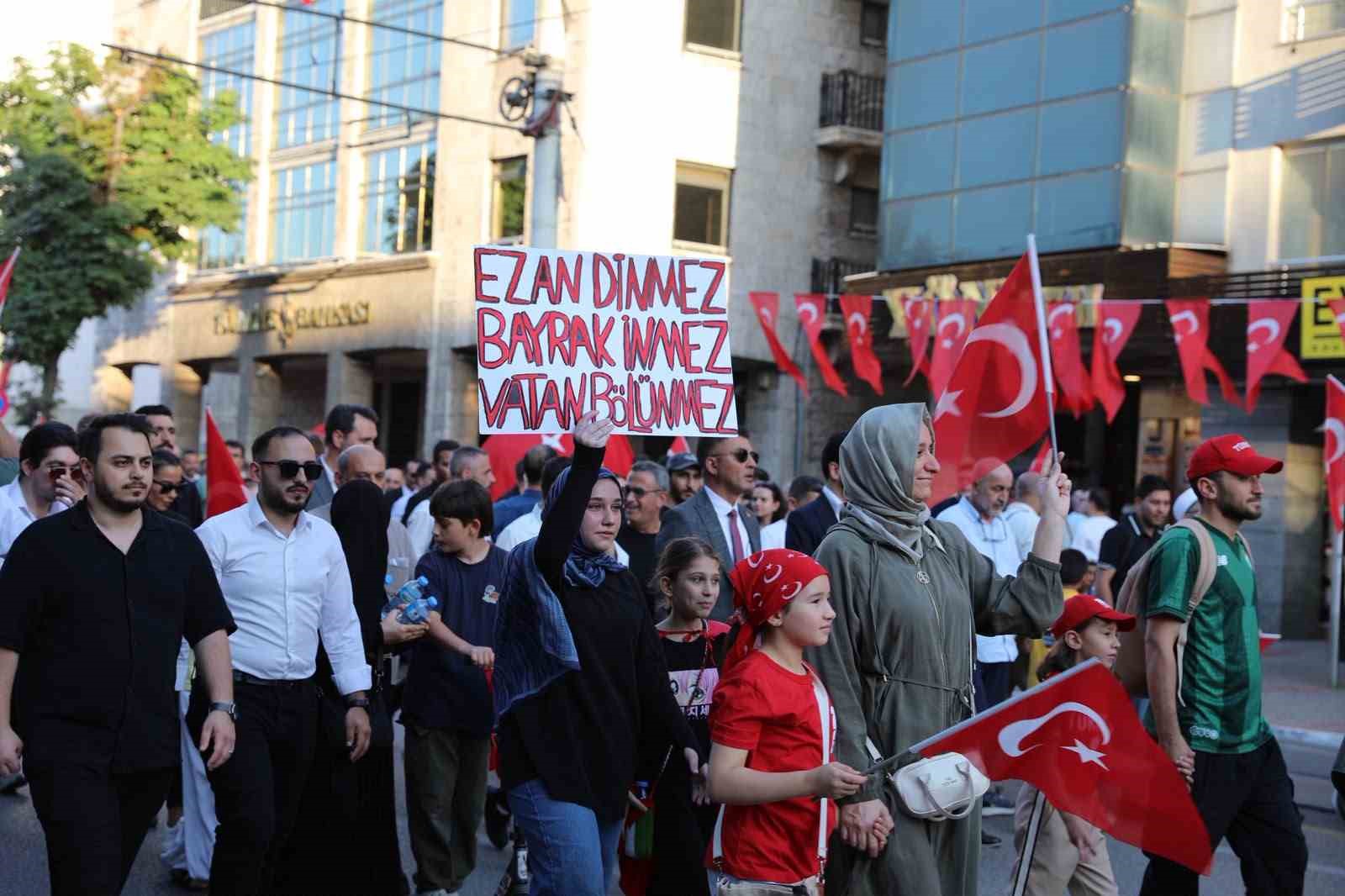 bursa-da-demokrasi-ve-bayrak-yuruyusu
