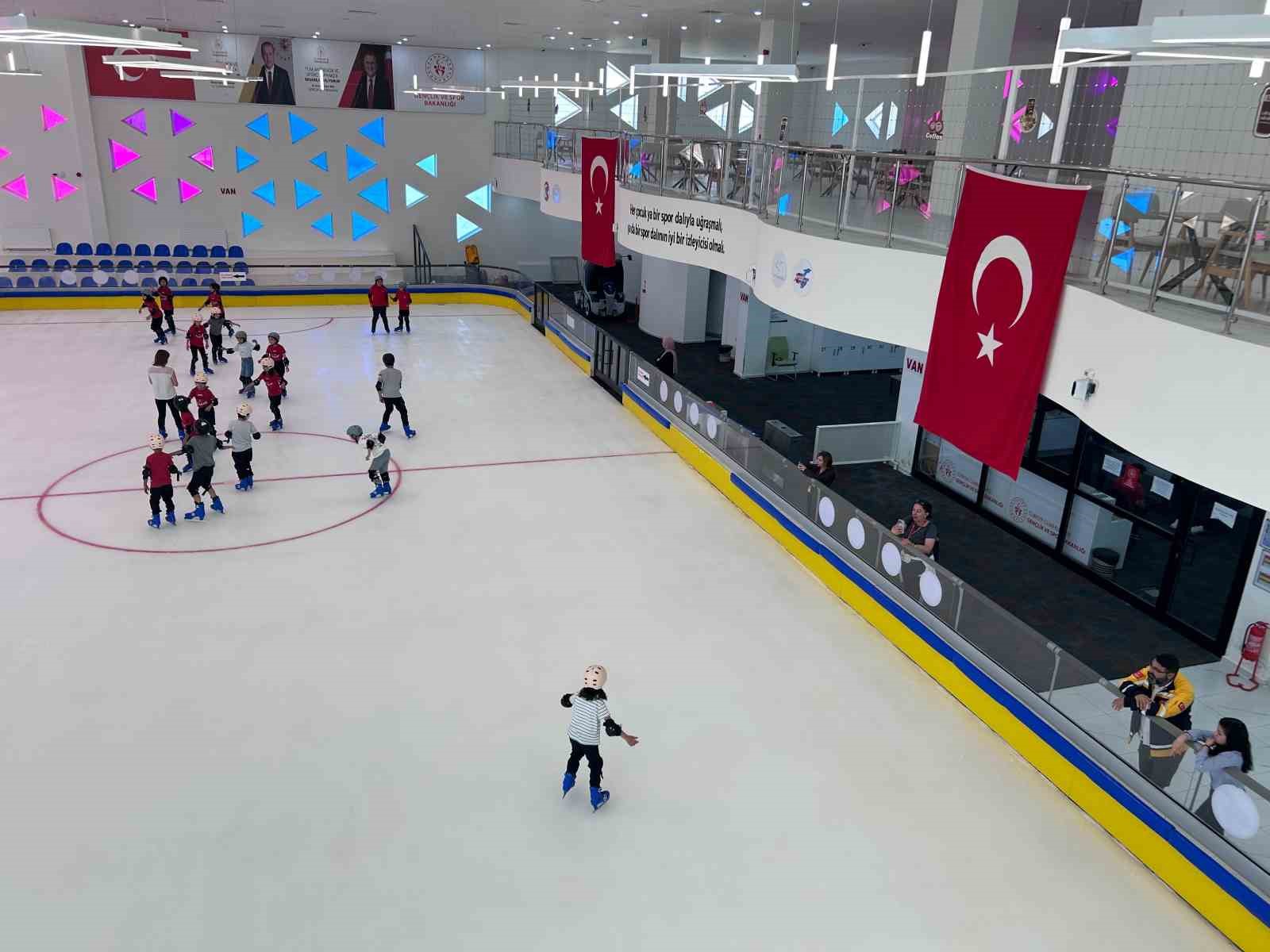 van-da-30-derece-sicaklikta-buz-pateni-keyfi
