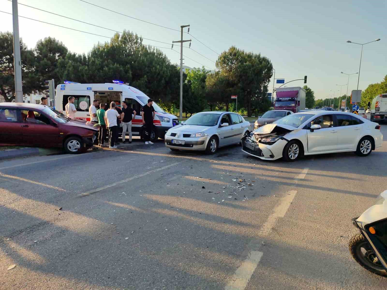 d-650-de-iki-otomobil-kafa-kafaya-carpisti-1-yarali