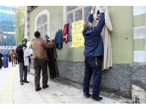 Büfecinin Başlattığı ’Askıda Kıyafet’ Kampanyası Büyük İlgi Görüyor