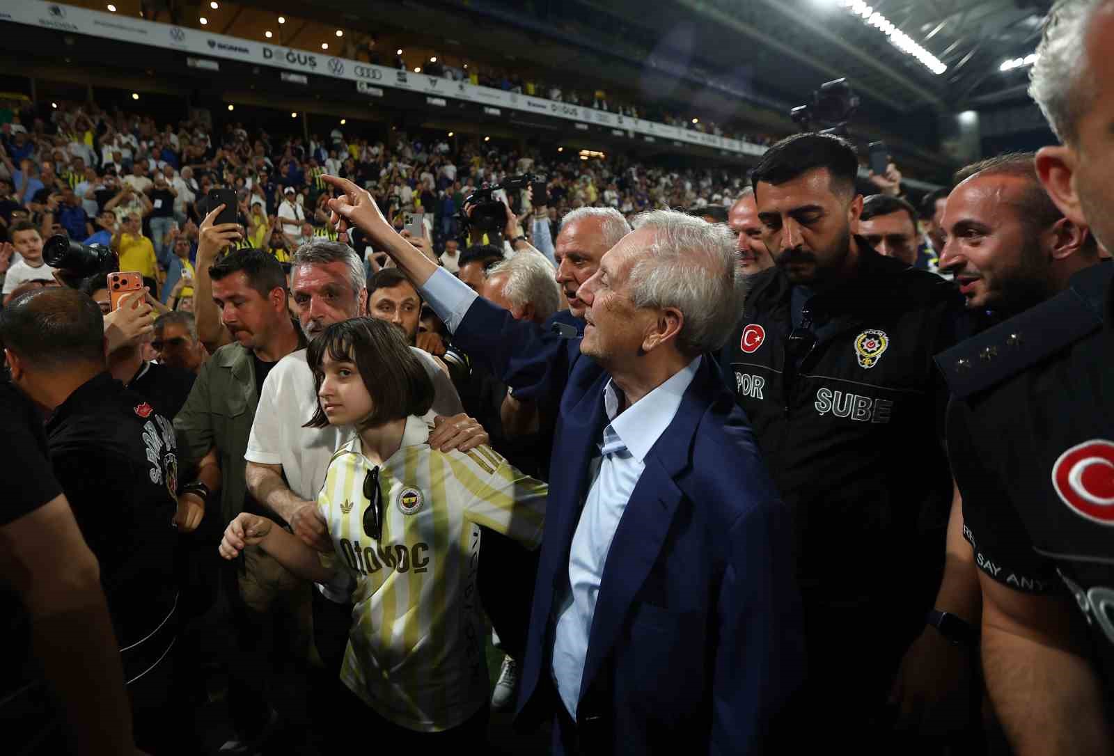 aziz-yildirim-8-yil-sonra-yeniden-fenerbahce-baskani-secildi
