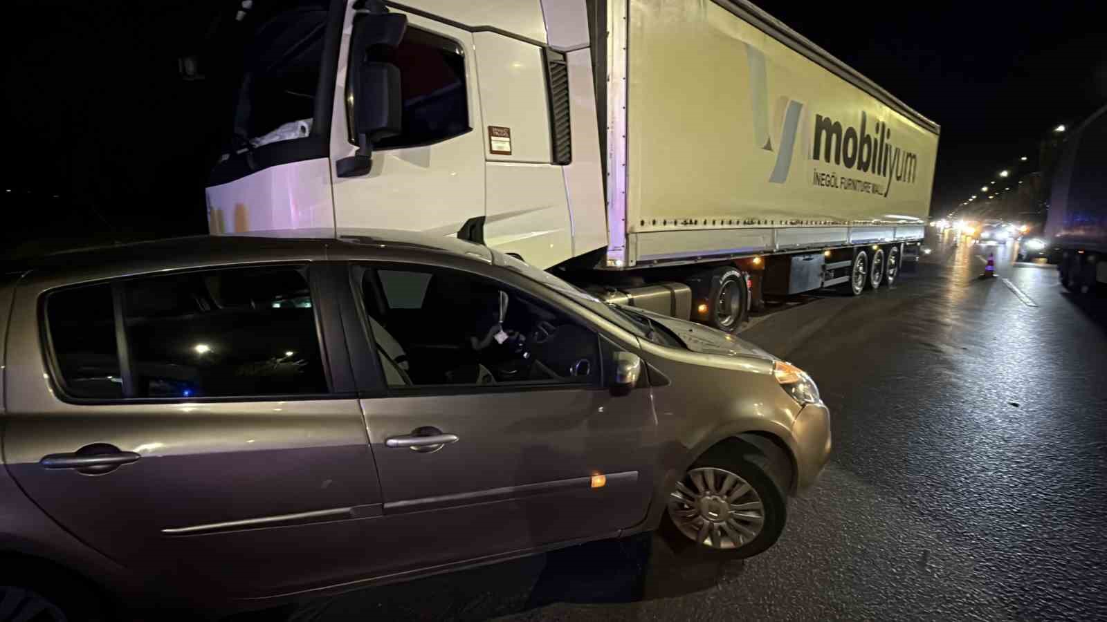 tir-otomobile-carpmasiyla-maddi-hasarli-kaza-meydana-geldi