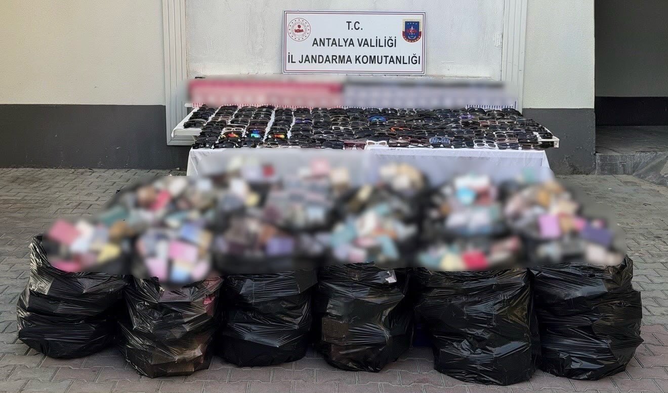 antalya-da-5-milyon-liraya-yakin-kacak-gozluk-ve-parfum-operasyonu