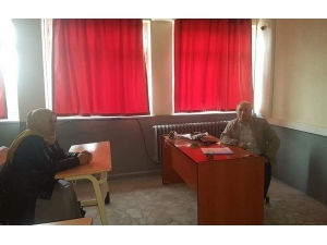 2 Çocuk Annesi 34 Yaşında Kadın Okuma Yazma Öğreniyor