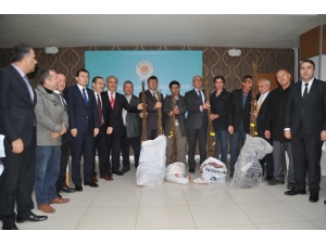 Büyükşehir Belediyesi 2 Bin Ceviz Fidanı Dağıttı