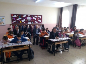 Burhaniye’de Kaymakam Öner Öğrencilerle Birlikte Kitap Okudu