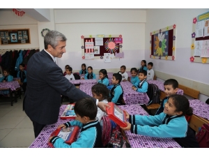 Şahinbey Belediyesi Boyama Seti Dağıtımını Sürdürüyor