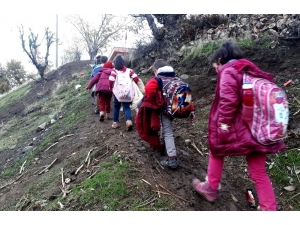 Öğrenciler Çamurlu Patika Yolda Okula Gidiyor