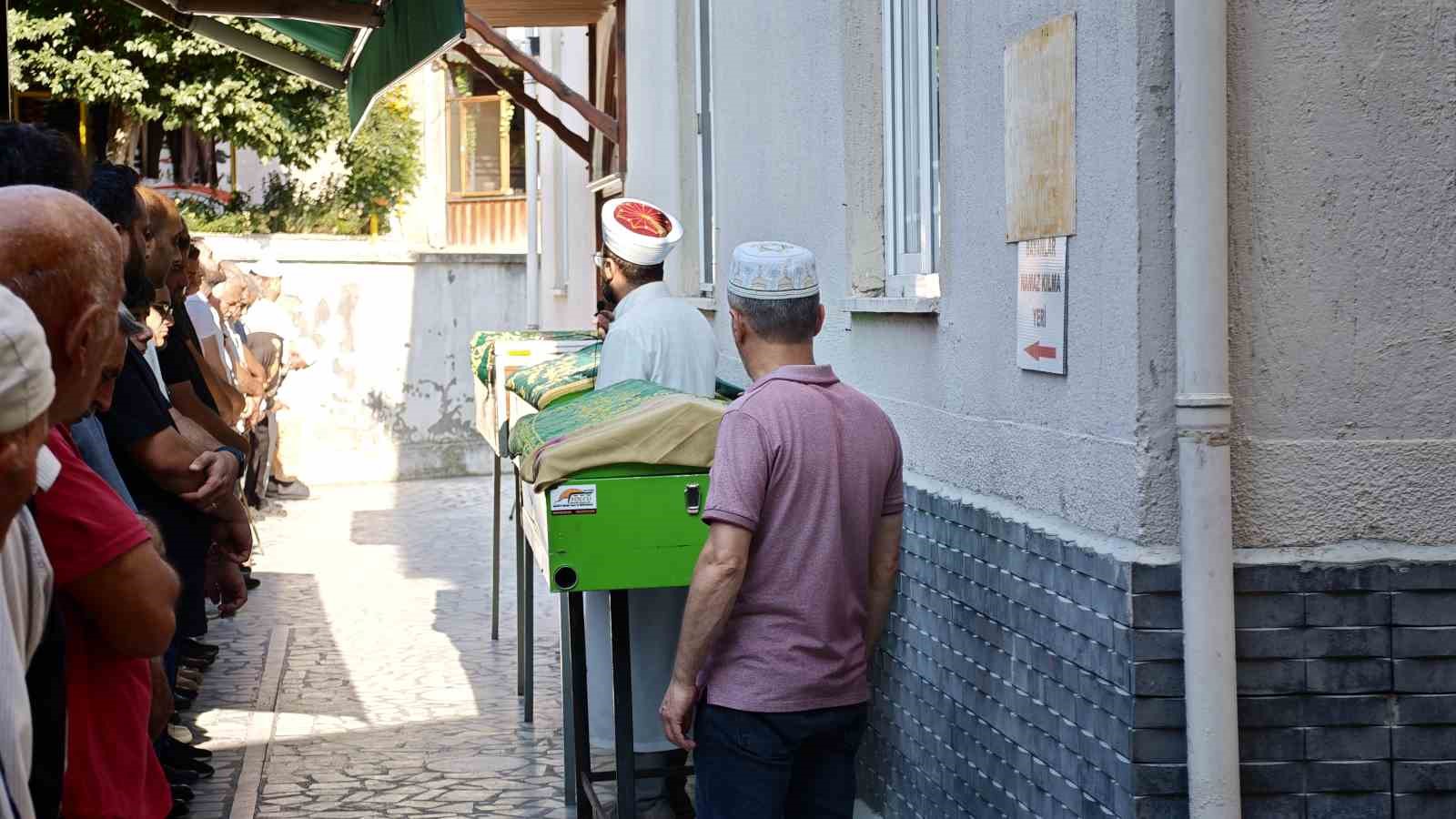 ardahan-daki-feci-kazada-hayatini-kaybeden-4-kisi-artvin-de-topraga-verildi