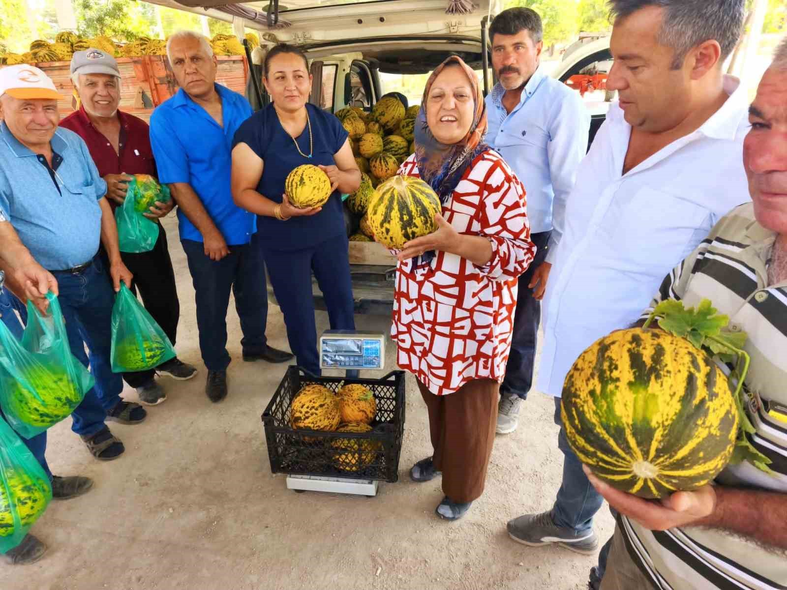 bu-kavun-tek-damla-su-verilmeden-yetisiyor