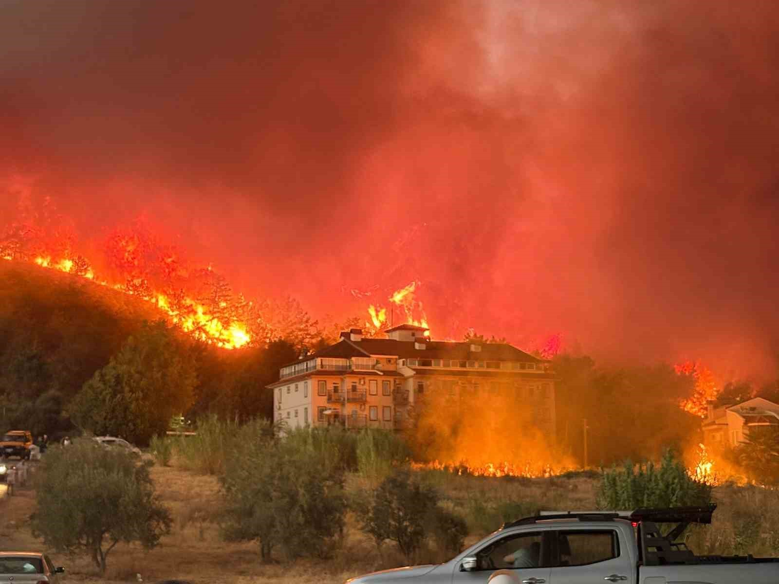 fethiye-de-orman-yangini-alevler-evleri-tehdit-ediyor