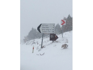 Aşırı Kar Yağışı O İlçede Köy Yollarını Kapattı, Ekipler Açtı