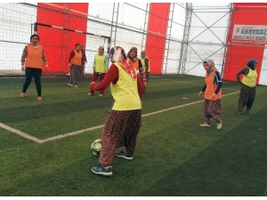 Kadınlardan Davullu Zurnalı Şalvarlı Futbol Maçı