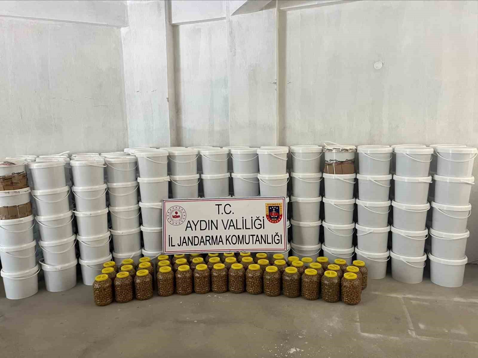 kosk-te-3-milyon-liralik-sahte-gida-operasyonu-4-ton-salca-ve-300-kilo-zeytin-ele-gecirildi