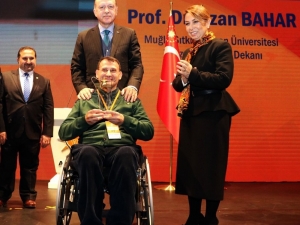Dekan Bahar’a Cumhurbaşkanından ‘Engelleri Aşanlar-2017’ Ödülü