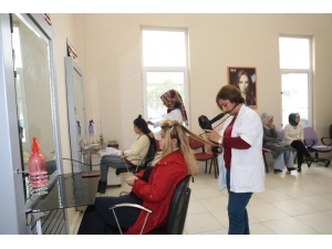 Kuaförlük Kursu Eğitimleri Devam Ediyor