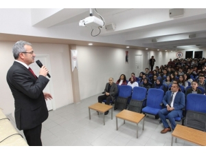 Başkan Köşker Deneyimlerini Gençlerle Paylaşıyor