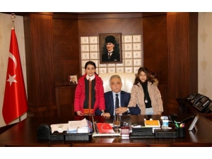 Vali Ve Doktor Olmak İsteyen Öğrencilerden Vali Toprak’a Ziyaret
