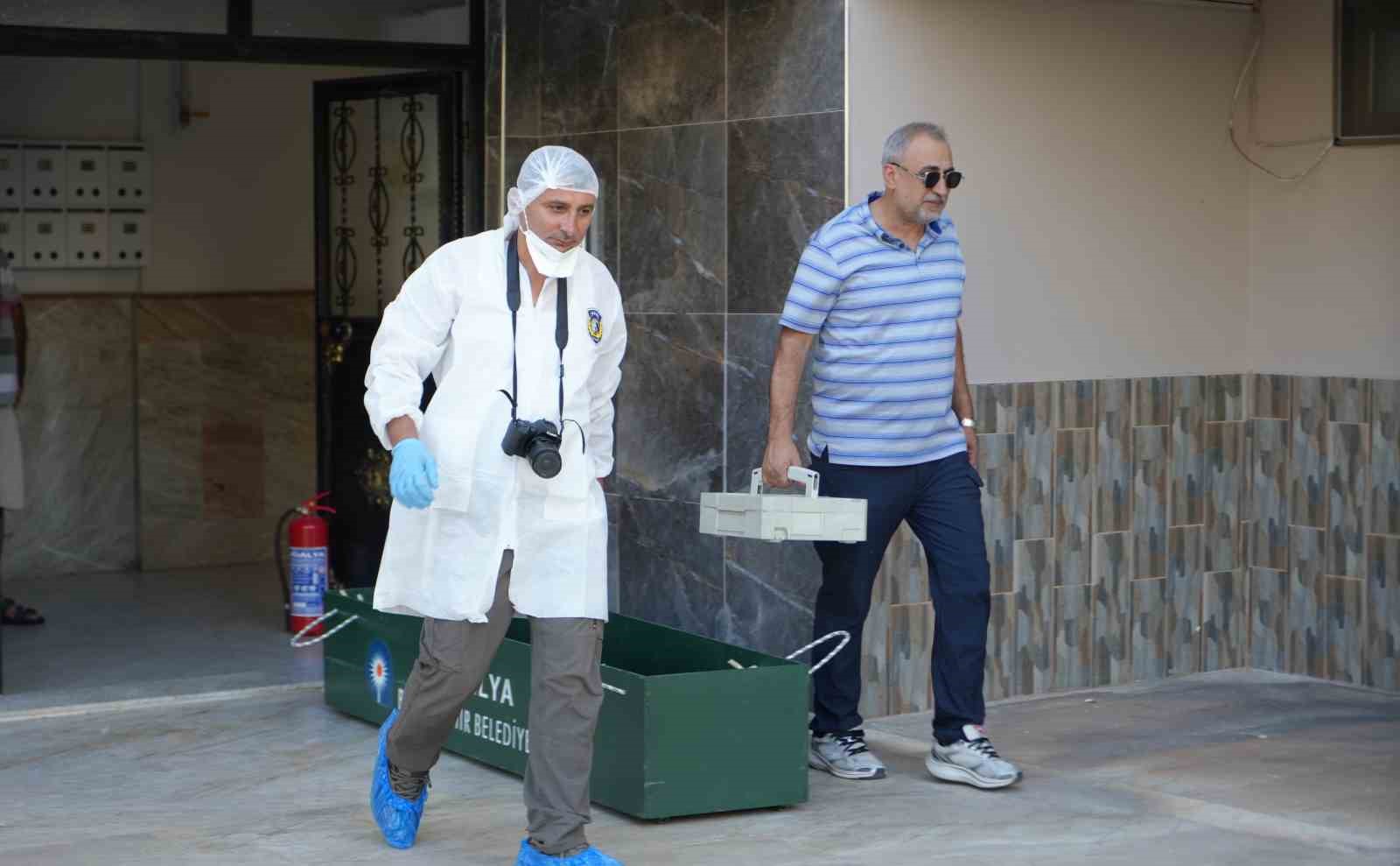 evde-olu-bulunan-anne-ile-kizinin-cenazeleri-adli-tip-kurumu-morguna-gonderildi