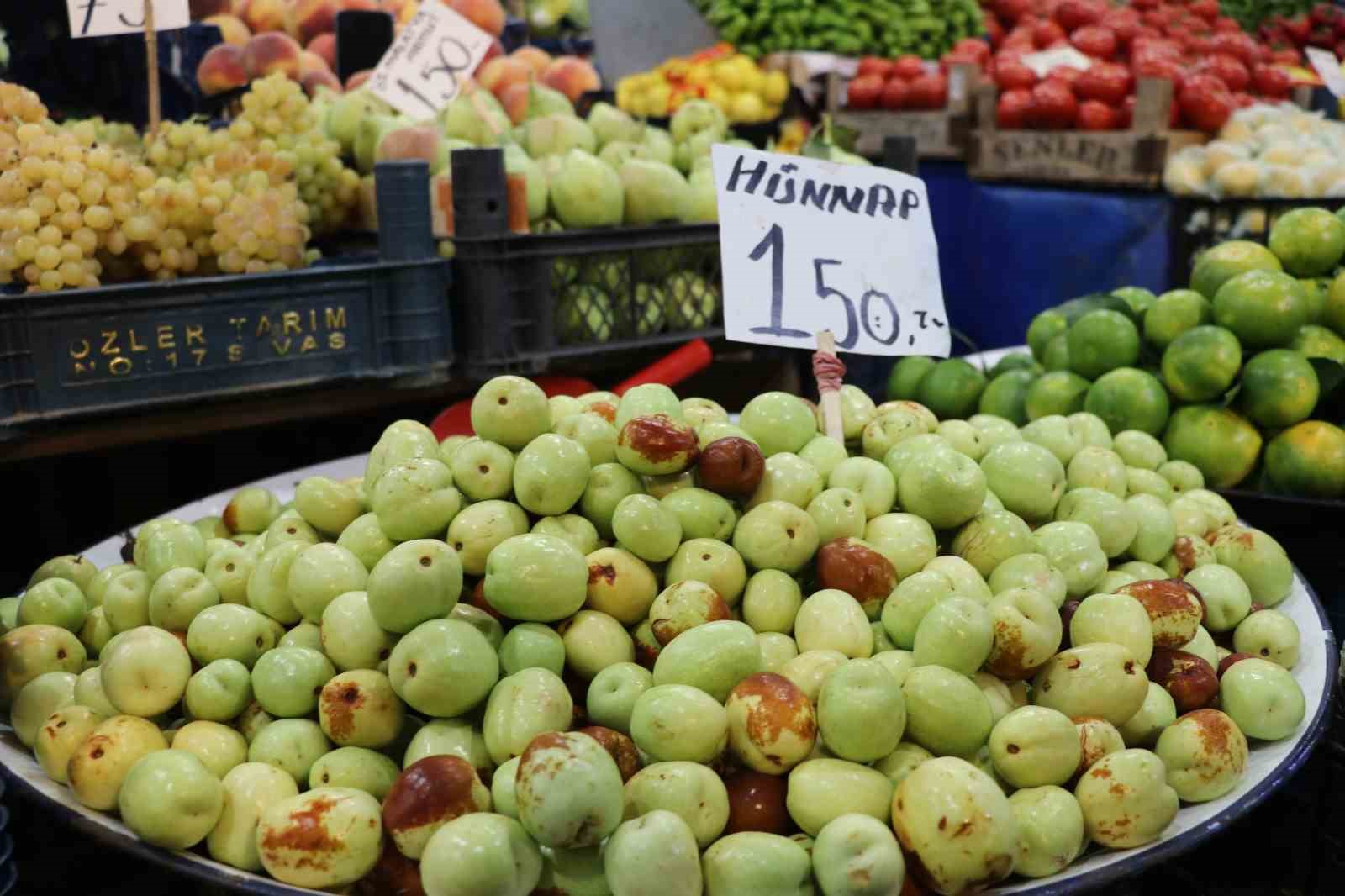 sivas-ta-tezgahlarin-yeni-gozdesi-hunnap-meyvesinin-faydalari-saymakla-bitmiyor