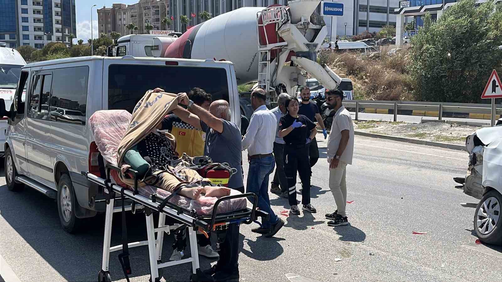 ambulansin-karistigi-kazada-saglik-personeli-hastayi-battaniyeyle-gunesten-korudu