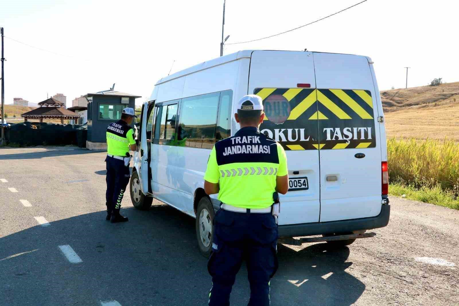 bayburt-ta-okul-cevreleri-ve-servis-araclari-denetlendi