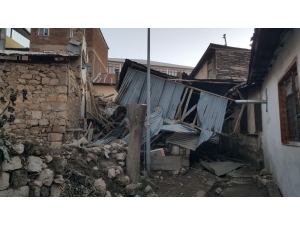 Göçük Altında Kalan Köpek, Polis Ve İşçiler Tarafından Kurtarıldı