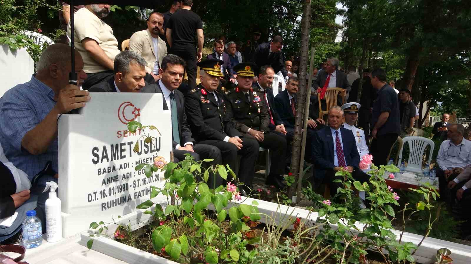 15-temmuz-sehitlerinden-samet-uslu-sehadetinin-10-yilinda-kabri-basinda-dualarla-anildi